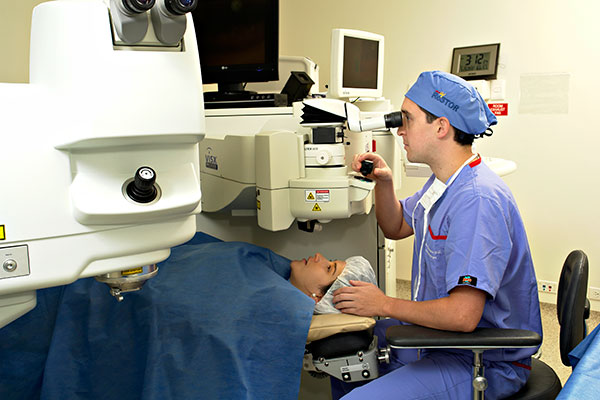 Paciente en examen con optómetra
