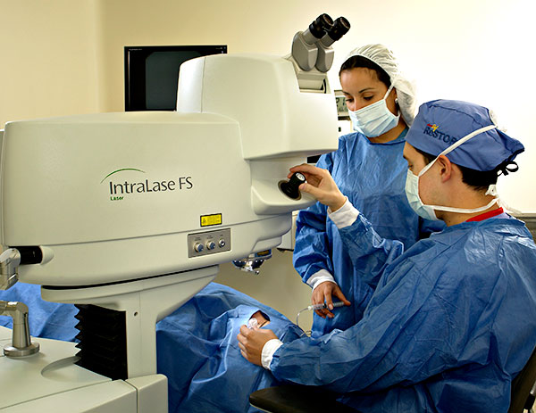 Optómetra con paciente en examen ojos