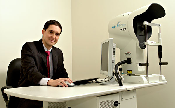 Optómetra con equipo de trabajo