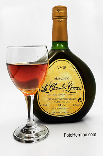 Botella licor con copa servida