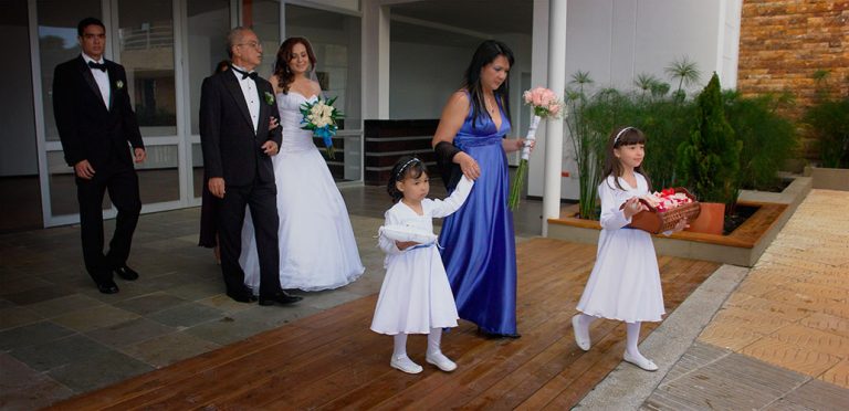 Novia y padre llegando a la iglesia