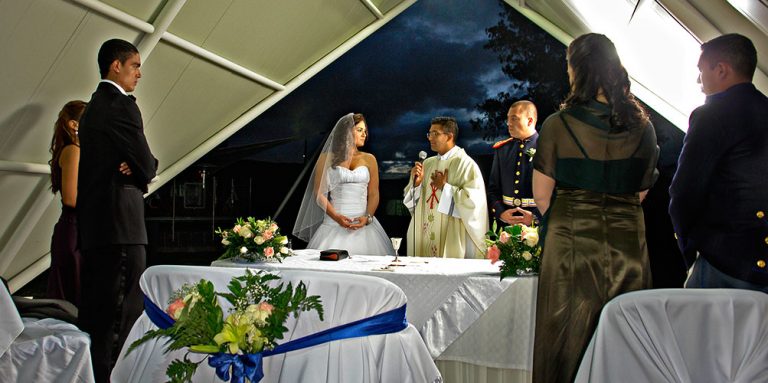 Novios en altar en boda