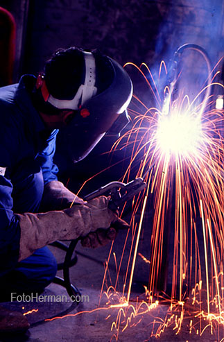 Soldador con casco protector