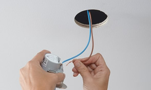 Técnico electricista trabajando