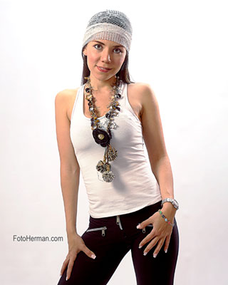 Modelo con artesanías