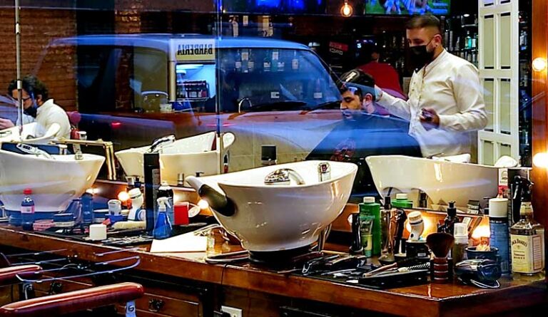 Peluquero con cliente