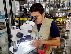 Técnico reparando binocular
