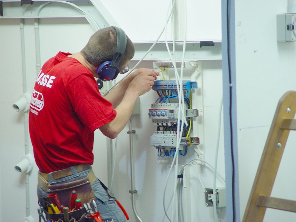 Tecnico electricidad trabajando