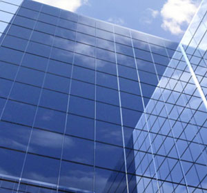 Edificio con ventanal en aluminio