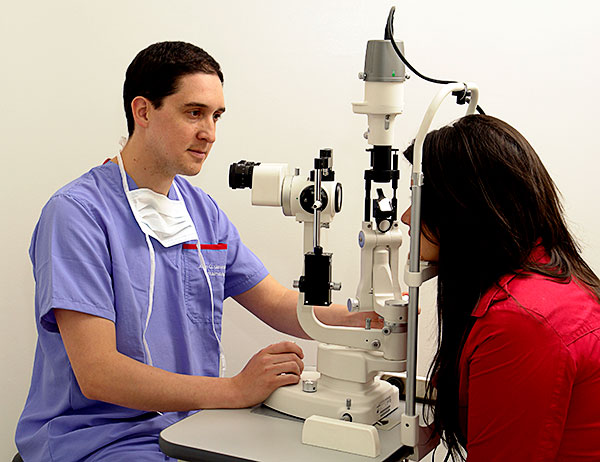Optómetra y paciente en examen de ojos