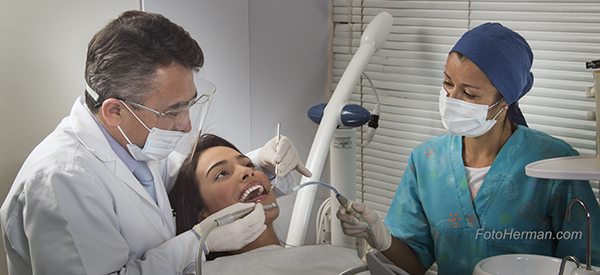 Odontólogo con paciente en su consultorio