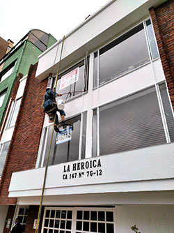 Albañil pintando fachada edificio
