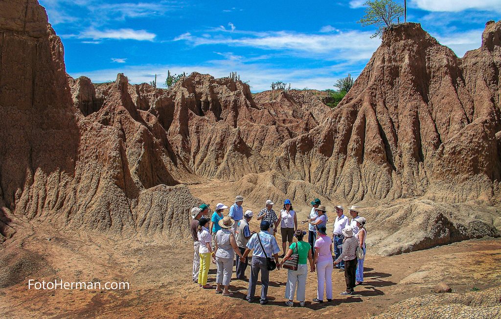 Grupo turistas en Desierto La Tatacoa