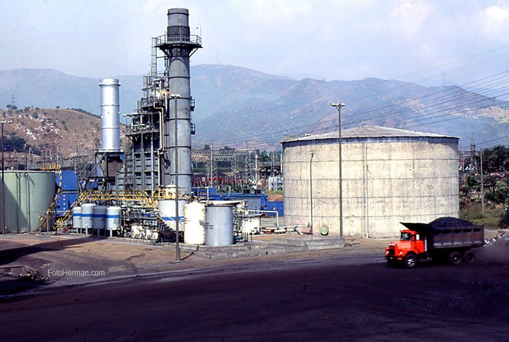 Tanques en refinería de petroleo