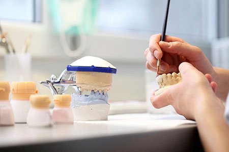 Técnico dental trabajando prótesis