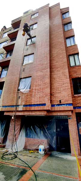 Lavando fachada